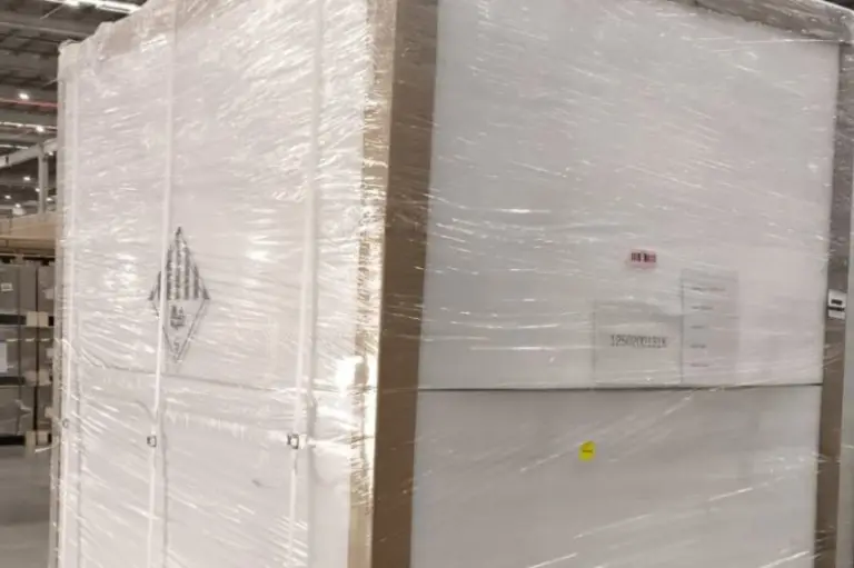 Foto do BESS embalado em um depósito.