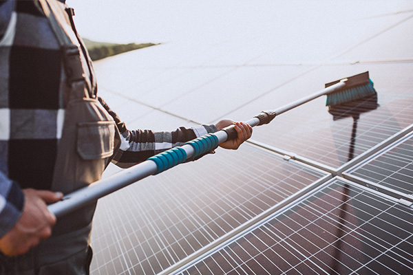 Manutenção de sistemas fotovoltaicos é simples e envolve principalmente a limpeza dos módulos fotovoltaicos. Foto ilustrativa.