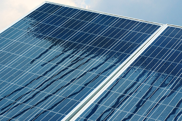 Se não forem limpos, a poeira vai bloquear parte da irradiação do sol no painel, prejudicando a geração de energia.